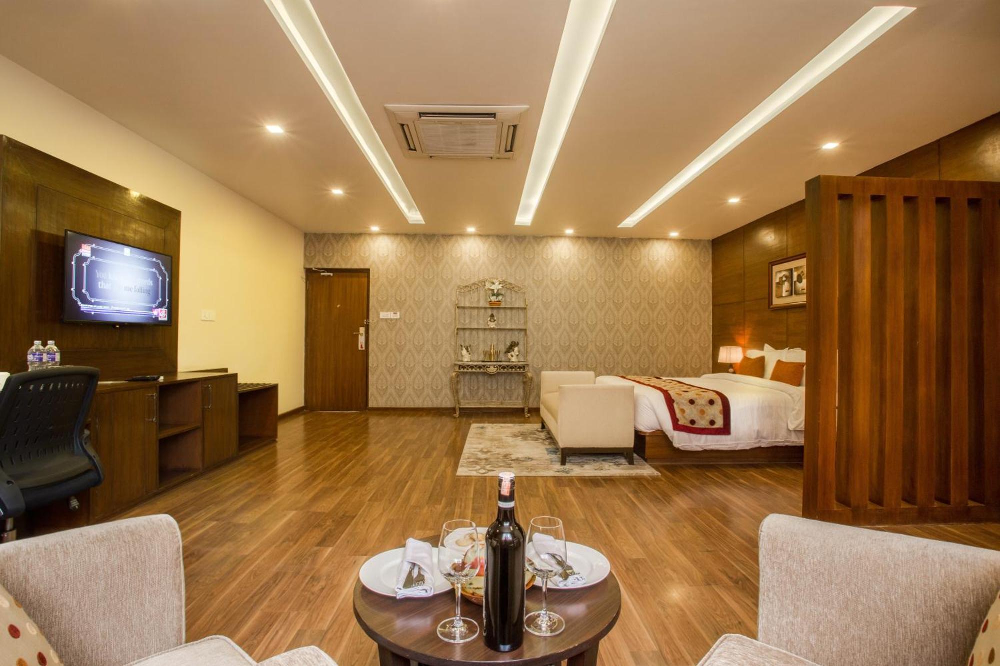 Yatri Suites And Spa Катманду Номер фото
