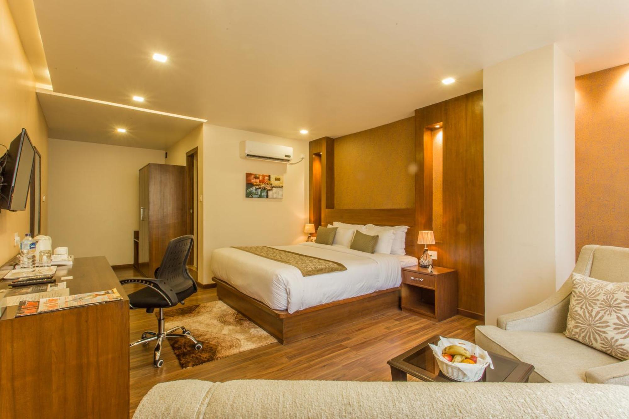 Yatri Suites And Spa Катманду Экстерьер фото