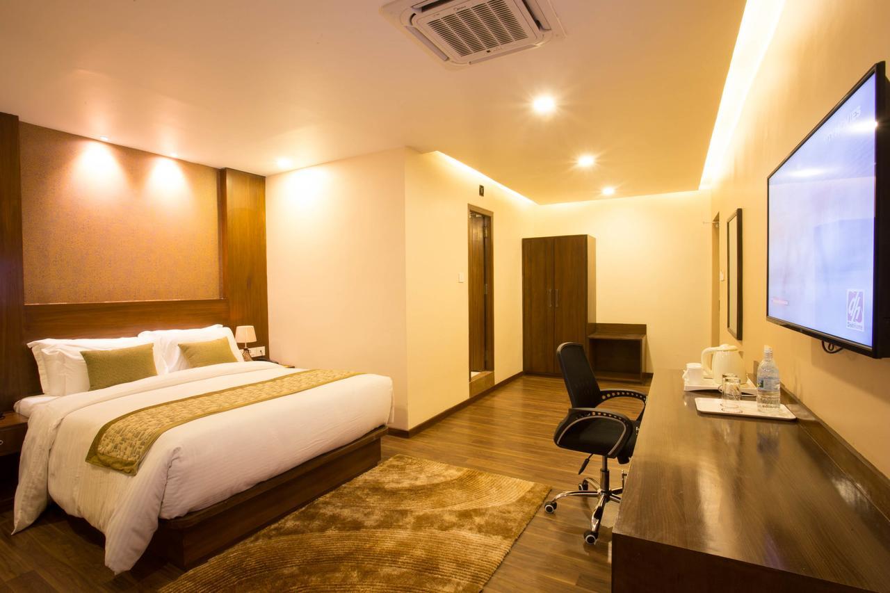 Yatri Suites And Spa Катманду Экстерьер фото