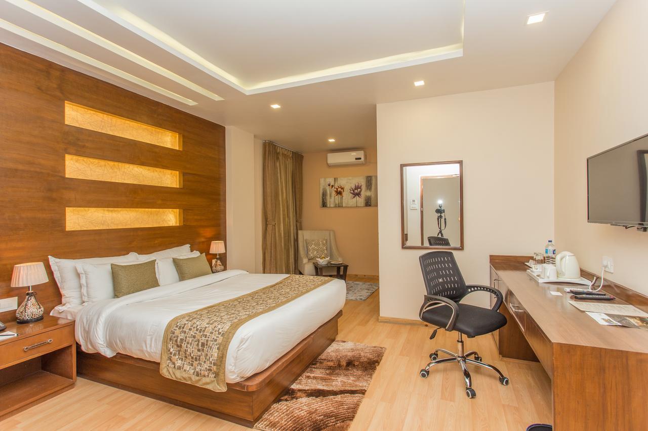 Yatri Suites And Spa Катманду Экстерьер фото