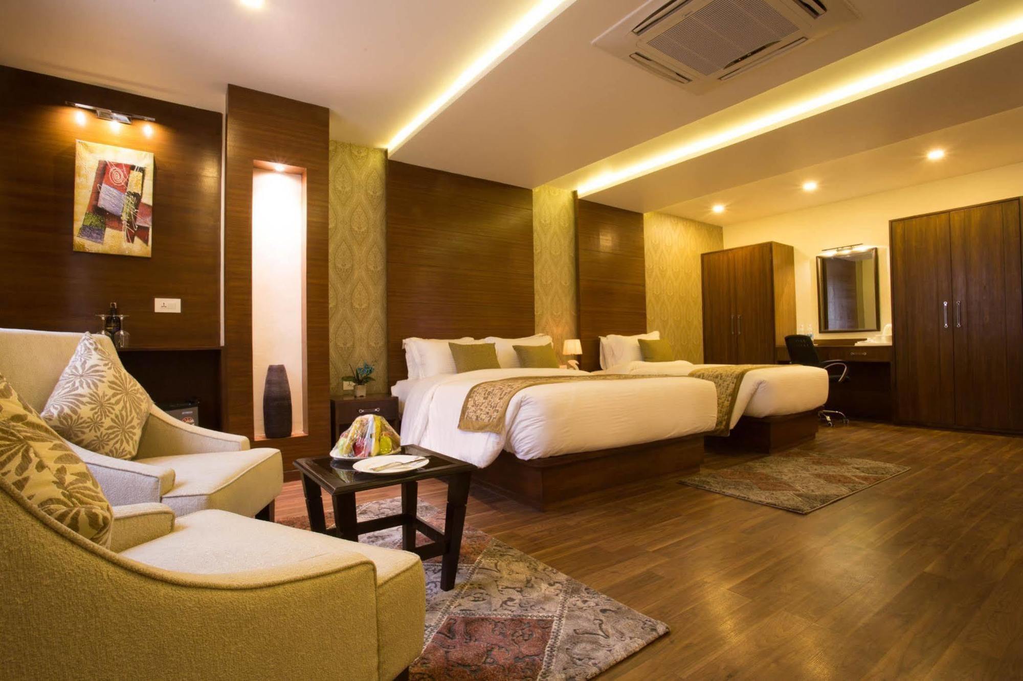 Yatri Suites And Spa Катманду Экстерьер фото